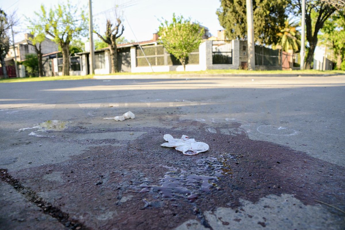 En el lugar del asesinato, los peritos levantaron al menos 16 vainas servidas. En el lugar del asesinato, los peritos levantaron al menos 16 vainas servidas.