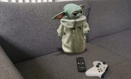 Baby Yoda, de The Mandalorian: ahora puede aparecer en tus fotos y vídeos a través de la realidad aumentada. Baby Yoda, de The Mandalorian: ahora puede aparecer en tus fotos y vídeos a través de la realidad aumentada.
