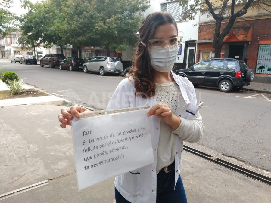 Una buena: a una bioquímica le dejaron un cartel de agradecimiento en su casa