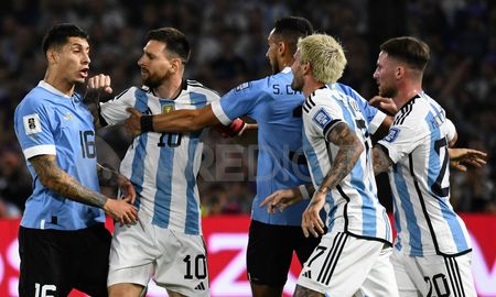 El cruce entre Lionel Messi y Rodrigo De Paul con los jugadores uruguayos. El cruce entre Lionel Messi y Rodrigo De Paul con los jugadores uruguayos.