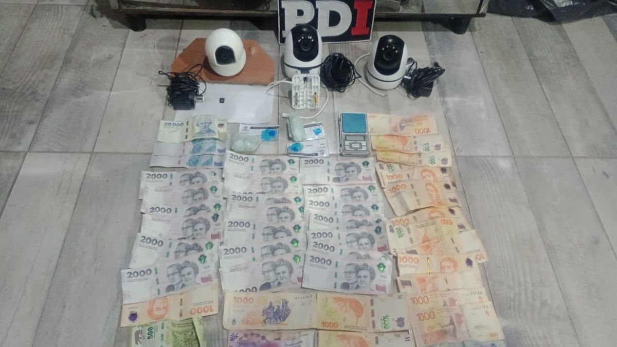 En uno de los lugares se incautaron 49 envoltorios de cocaína con un peso aproximado de 14 gramos. En uno de los lugares se incautaron 49 envoltorios de cocaína con un peso aproximado de 14 gramos.