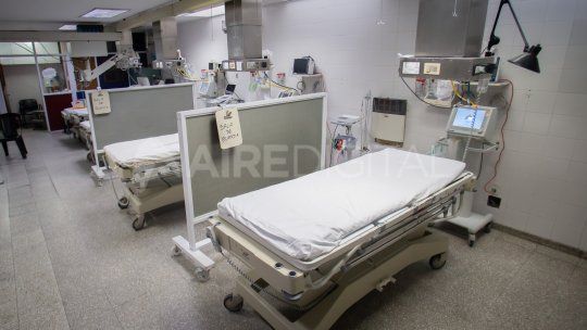 En el shock room de la guardia del Hospital Cullen de Santa Fe ya se ocupan camas para respirar a pacientes con diagnóstico de covid positivo.&nbsp;