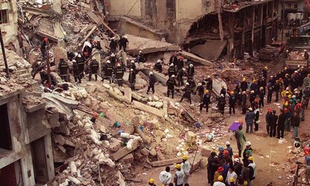 El ataque terrorista sucedió el martes 17 de marzo de 1992 y destruyó completamente la sede de la embajada y del consulado. Hubo 29 víctimas fatales y 242 heridos. El ataque terrorista sucedió el martes 17 de marzo de 1992 y destruyó completamente la sede de la embajada y del consulado. Hubo 29 víctimas fatales y 242 heridos.