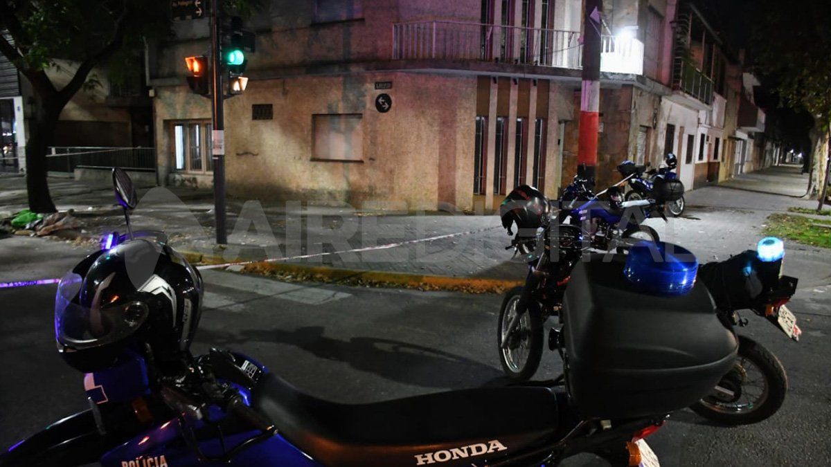 Fuerte presencia policial tras el ataque a la oficina ubicada en Alsina y Pellegrini de la ciudad de Rosario.