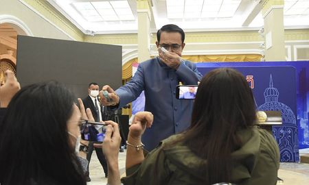 Para evadir preguntas, primer ministro de Tailandia roció con alcohol a reporteros Para evadir preguntas, primer ministro de Tailandia roció con alcohol a reporteros