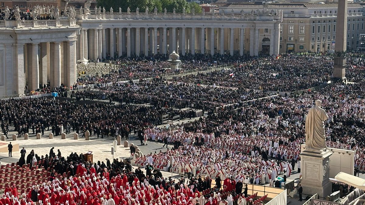 Una multitud se reunió este sábado en la Plaza de San Pedro para presenciar la llegada del cuerpo del papa Francisco.