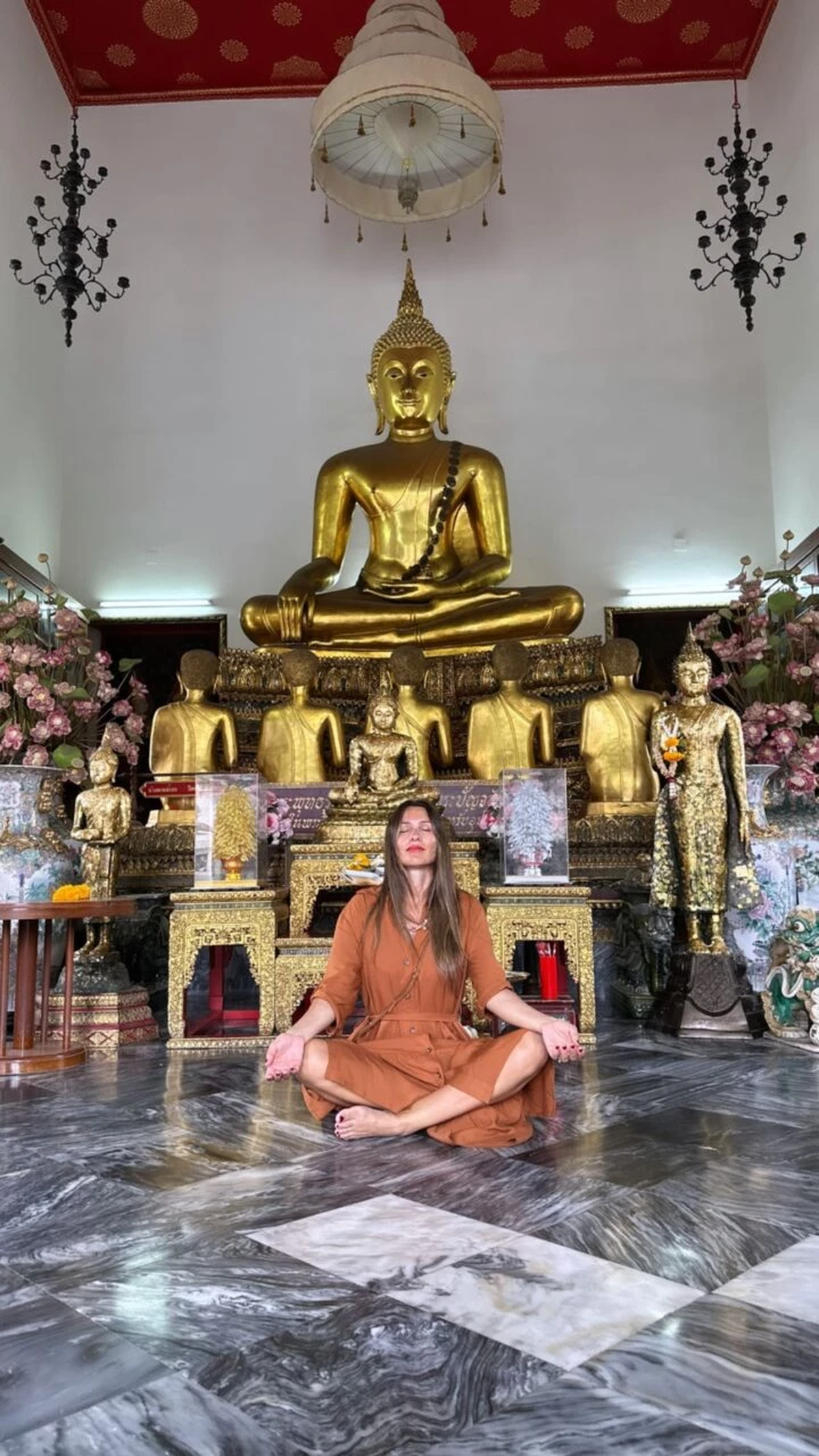 Pampita junto a las grandes estatuas de oro macizo en Tailandia. Pampita junto a las grandes estatuas de oro macizo en Tailandia.