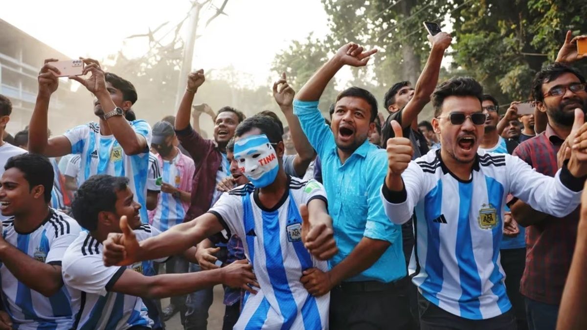 Locura de la hinchada de Bangladesh por la Selección Argentina.