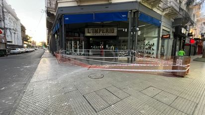 Derrumbe en plena peatonal de Santa Fe: se desplomó mampostería de una terraza y cercaron la zona