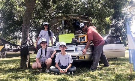 El viaje soñado de una familia argentina que quiere recorrer América en una coupé Fuego