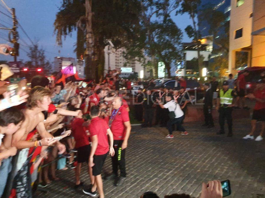 Durante el banderazo de los hinchas de Col&oacute;n en el hotel