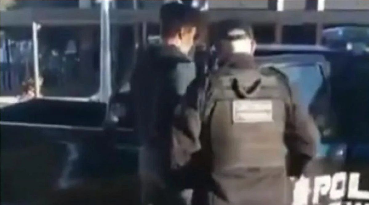 Lo detuvieron porque estaba tomando mate mientras caminaba por la plaza San Martín