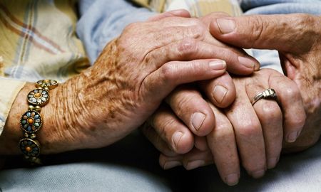 Una pareja de ancianos estuvieron 70 años casados y murieron agarrados de la mano