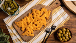 Con pocos ingredientes y una rápida preparación, estos bocaditos de queso y romero se convierten en la opción perfecta para un snack casero.