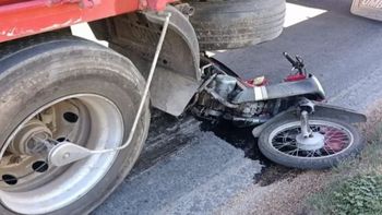 Murió una adolescente de 16 años tras un accidente entre una moto y un camión en el sur de Santa Fe