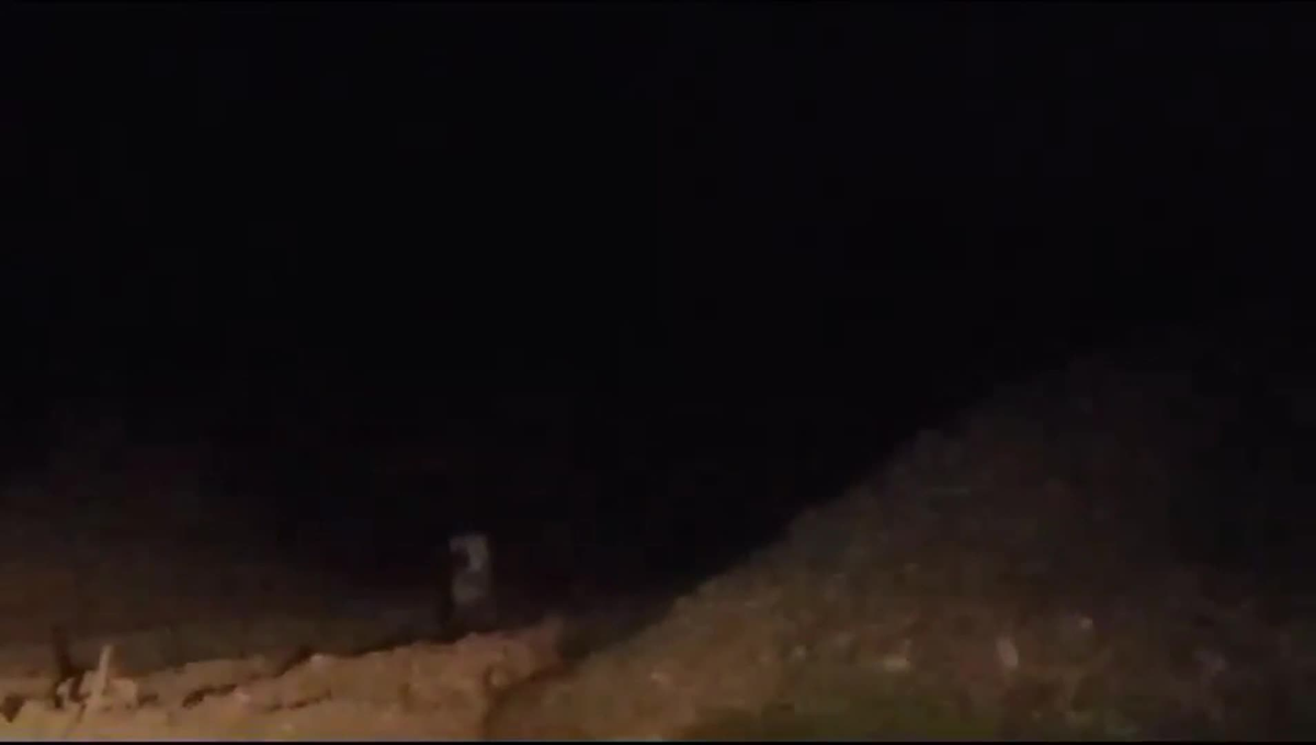 Un joven grabó el ataque de una aterradora figura en plena noche y el video es aterrador