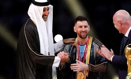 Ofrecen a Lionel Messi un millón de dólares por la túnica que utilizó al alzar la Copa del Mundo. Ofrecen a Lionel Messi un millón de dólares por la túnica que utilizó al alzar la Copa del Mundo.