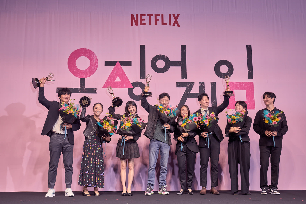 El elenco de "El juego del Calamar" se reunió en una conferencia de prensa para celebrar sus premios Emmy.