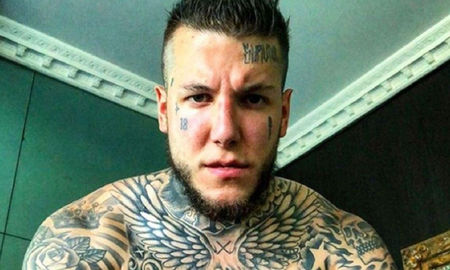 Escracharon a Alex Caniggia por incumplir un canje de medias. Escracharon a Alex Caniggia por incumplir un canje de medias.