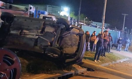 El conductor perdió el control de un Volkswagen Vento y chocó contra una columna. El conductor perdió el control de un Volkswagen Vento y chocó contra una columna.
