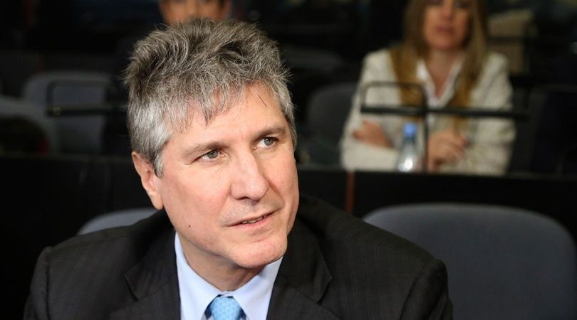 Boudou fue condenado a cinco años y diez meses de prisión porque gente de su entorno, mientras ocupaba el Ministerio de Economía, se había quedado con la empresa privada que podía imprimir papel moneda.