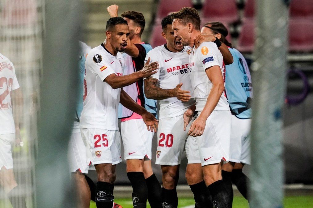 Sevilla, con un gol de argentino Ocampos, superó a Dinamo Zagreb en la ida de la Liga de Europa