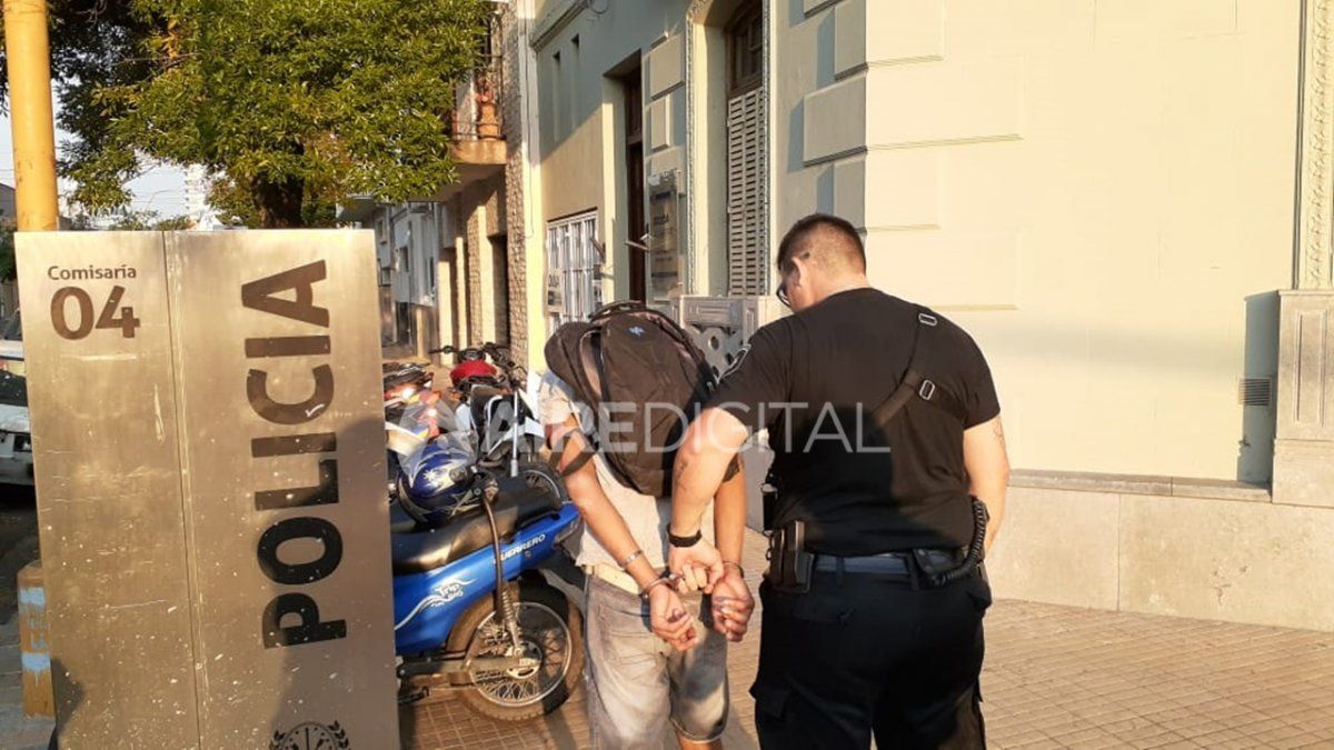Esposado. El delincuente cuando fue trasladado hasta la dependencia policial.&nbsp;