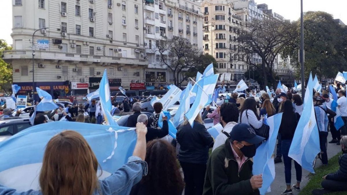 Los manifestantes se acercaron al Obelisco porte&ntilde;o para movilizarse por el 13S contra el Gobierno nacional.
