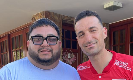 ¡Regalo de Navidad! Lionel Scaloni posó con la camiseta de un rival de Colón en el ascenso ¡Regalo de Navidad! Lionel Scaloni posó con la camiseta de un rival de Colón en el ascenso
