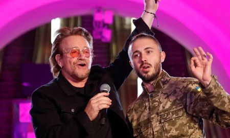En un momento del concierto, Bono invitó a un soldado ucraniano a cantar una versión de Stand by me. En un momento del concierto, Bono invitó a un soldado ucraniano a cantar una versión de Stand by me.