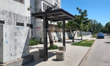 El ataque se dio cerca de una parada de colectivos ubicada a metros de un establecimiento educativo. El ataque se dio cerca de una parada de colectivos ubicada a metros de un establecimiento educativo.