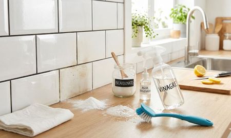 El bicarbonato, el vinagre y el agua oxigenada forman una fórmula poderosa para limpiar y desinfectar en profundidad. El bicarbonato, el vinagre y el agua oxigenada forman una fórmula poderosa para limpiar y desinfectar en profundidad.