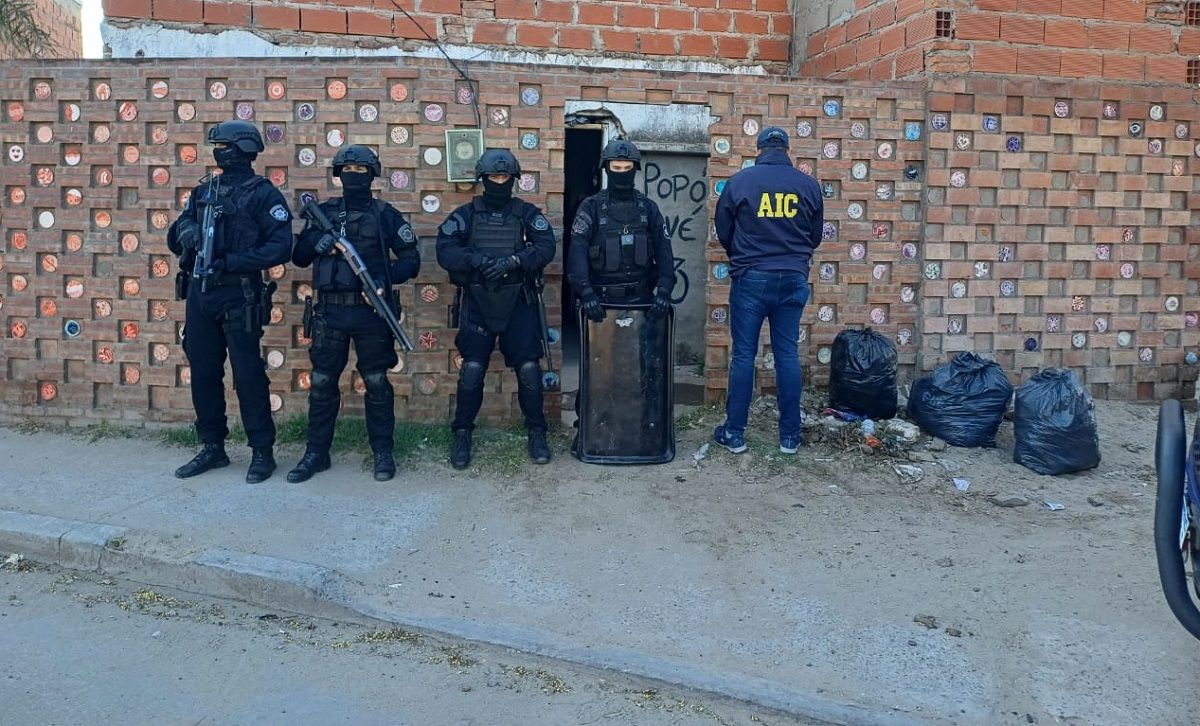 Grupos Tácticos irrumpieron en el domicilio y permitieron el ingreso de los detectives. Grupos Tácticos irrumpieron en el domicilio y permitieron el ingreso de los detectives.