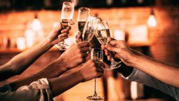 altText(Qué tomar en las fiestas: maridajes ideales y tendencias para brindar mejor, según una experta)}