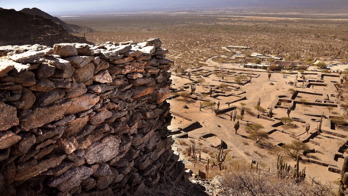 Dentro de los majestuosos Valles Calchaquíes se ubican las Ruinas de Quilmes, uno de los sitios arqueológicos más extensos del país. Dentro de los majestuosos Valles Calchaquíes se ubican las Ruinas de Quilmes, uno de los sitios arqueológicos más extensos del país.