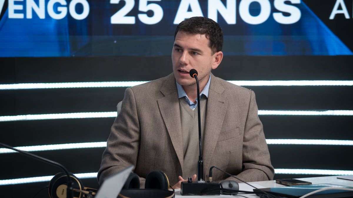 En visita a los estudios de AIRE, el Dr. Martín Balbarrey, médico oftalmólogo formado en el Instituto Universitario Italiano de Rosario y especializado en el Hospital José María Cullen de Santa Fe, brindó detalles sobre la apertura del centro ubicado en San Martín 3430. En visita a los estudios de AIRE, el Dr. Martín Balbarrey, médico oftalmólogo formado en el Instituto Universitario Italiano de Rosario y especializado en el Hospital José María Cullen de Santa Fe, brindó detalles sobre la apertura del centro ubicado en San Martín 3430.