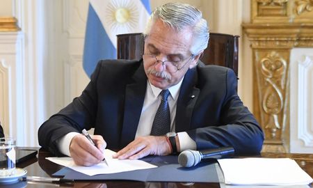 El gobierno firmó un documento en el que se exige la liberación de los rehenes argentinos en Israel. El gobierno firmó un documento en el que se exige la liberación de los rehenes argentinos en Israel.