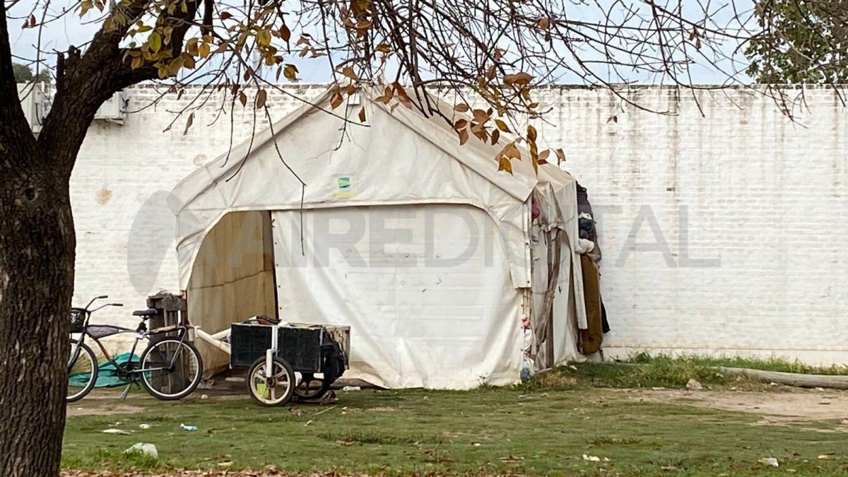 La carpa había sido montada para poder resguardar a las personas que concurren a hacerse hisopados.