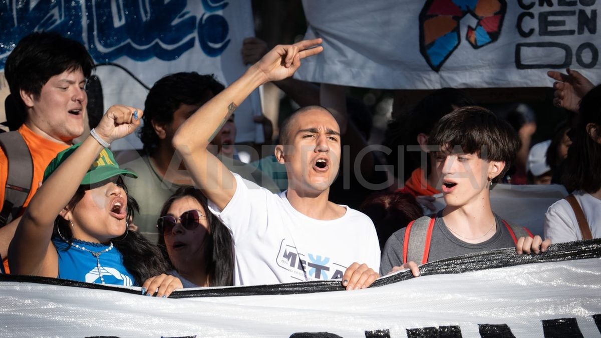 La Marcha Federal Universitaria está prevista para las 17 en el Puente Colgante de Santa Fe. La Marcha Federal Universitaria está prevista para las 17 en el Puente Colgante de Santa Fe.