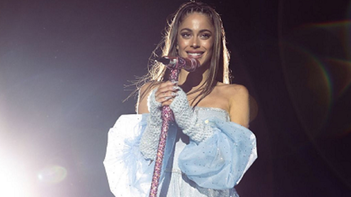 Tini Stoessel viajó con sus fans en avión.