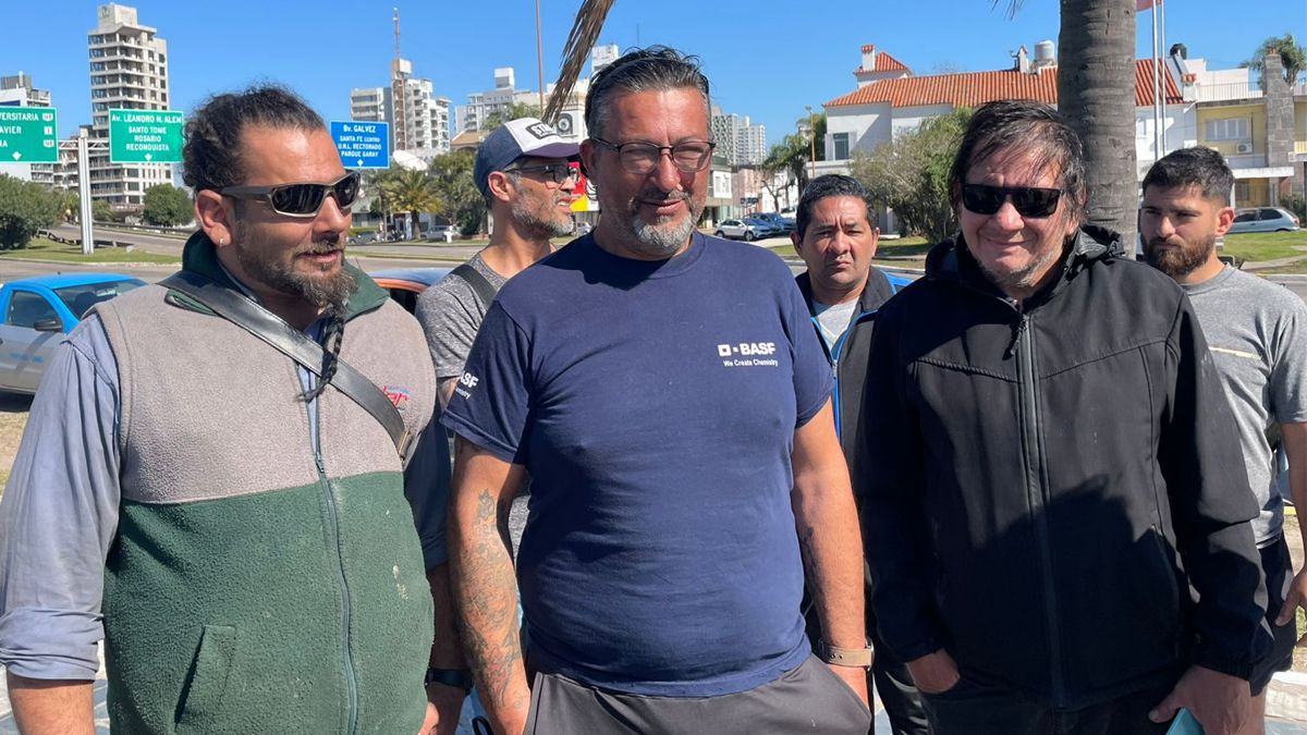 Choferes de Uber y Didi se manifestaron el viernes pasaron en la Costanera de Santa Fe, denunciando una Choferes de Uber y Didi se manifestaron el viernes pasaron en la Costanera de Santa Fe, denunciando una