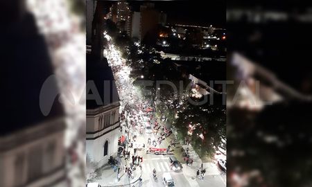 Así se desplegaba la caravana de hinchas de Colón por Boulevard Gálvez, en el retorno de la costanera. Así se desplegaba la caravana de hinchas de Colón por Boulevard Gálvez, en el retorno de la costanera.