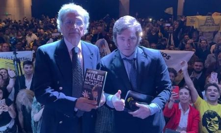 El Presidente tenía previsto presentar Capitalismo, Socialismo y la trampa Neoclásica junto a José Luis Espert. El Presidente tenía previsto presentar Capitalismo, Socialismo y la trampa Neoclásica junto a José Luis Espert.