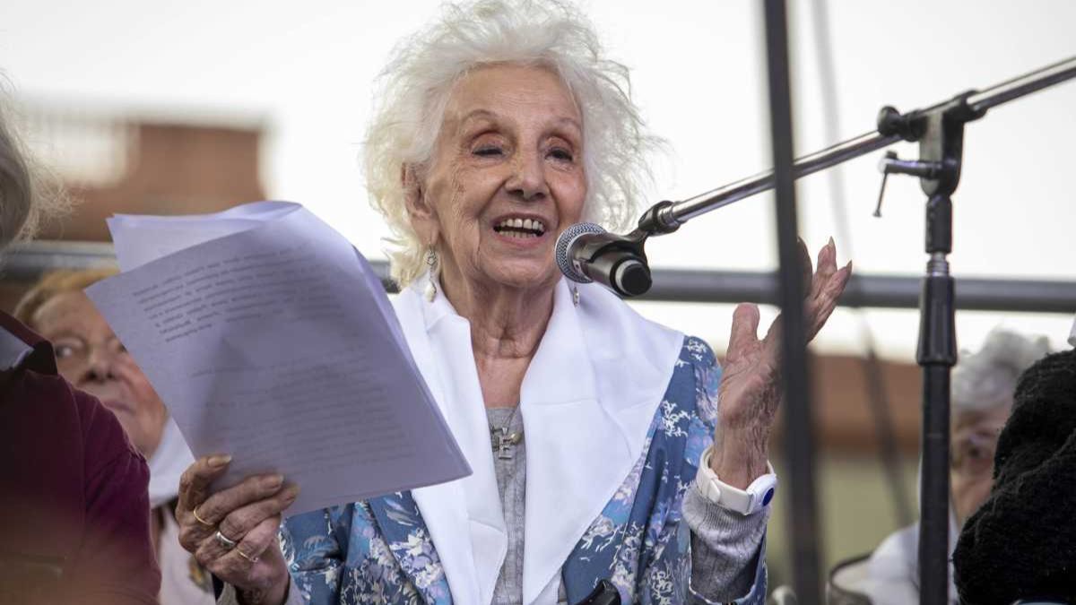 “Necesitamos de toda la sociedad para encontrarlos a todos. Nunca es tarde”, subrayó Estela de Carlotto ante una plaza colmada. “Necesitamos de toda la sociedad para encontrarlos a todos. Nunca es tarde”, subrayó Estela de Carlotto ante una plaza colmada.