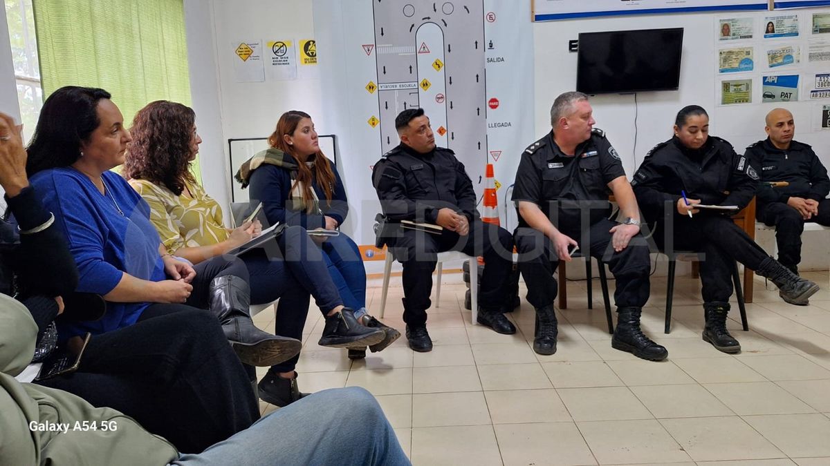 Autoridades policiales y de la intendencia recibieron a los comerciantes de San José del Rincón.