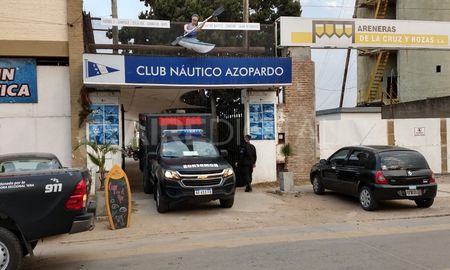 Cerca de las 16.30 del 6 de agosto, un empleado del Club Azopardo dio aviso al 911 porque encontró el cuerpo a orillas de la laguna Setúbal. Cerca de las 16.30 del 6 de agosto, un empleado del Club Azopardo dio aviso al 911 porque encontró el cuerpo a orillas de la laguna Setúbal.