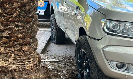 La camioneta terminó con neumáticos reventados y golpes tras huir a alta velocidad. La camioneta terminó con neumáticos reventados y golpes tras huir a alta velocidad.