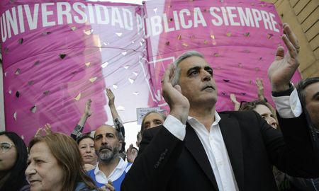 Franco Bartolacci se refirió al anuncio del Gobierno sobre arancelar la educación universitaria para extranjeros. Franco Bartolacci se refirió al anuncio del Gobierno sobre arancelar la educación universitaria para extranjeros.