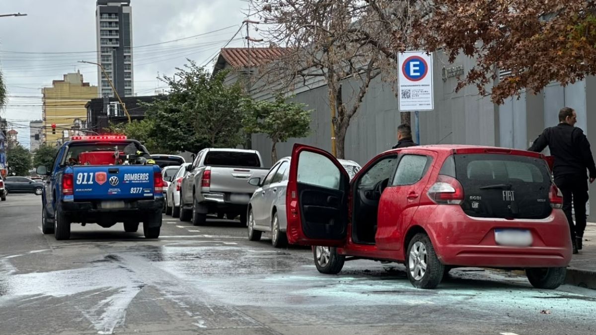 La rápida intervención de vecinos que colaboraron con matafuegos y la posterior llegada de los bomberos permitió controlar el incendio antes de que se propagara al resto del auto. La rápida intervención de vecinos que colaboraron con matafuegos y la posterior llegada de los bomberos permitió controlar el incendio antes de que se propagara al resto del auto.