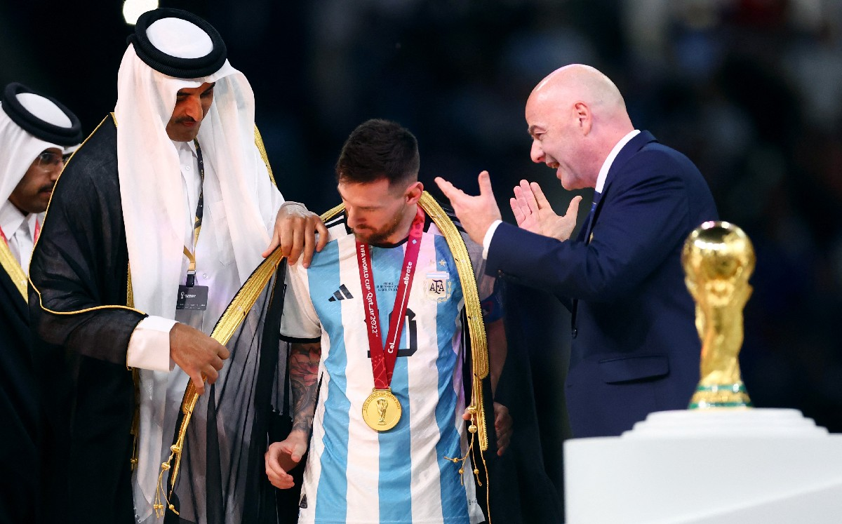 Qué Es Y Qué Significa La Capa Negra Que Le Pusieron A Messi Antes De Recibir La Copa Qué Es Y Qué Significa La Capa Negra Que Le Pusieron A Messi Antes De Recibir La Copa
